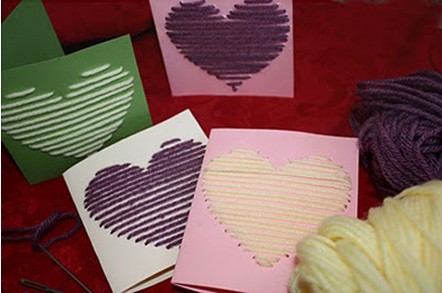 Chỉ với những tờ giấy có màu sắc tinh tế, len và một cây kim các bạn cũng có thể tạo thành một chiếc thiệp trái tim dễ thương rồi đấy.